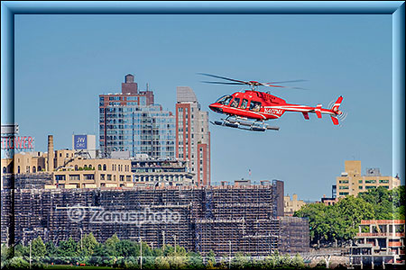 New York City - Heli Port, Helicopter im Landeanflug auf das Heli Port