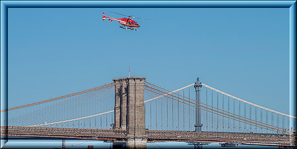 Helicopter über der Brooklyn Bridge