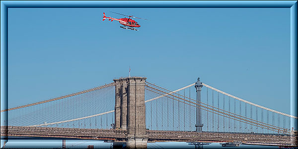 New York City - Heli Port, Helicopter fliegt gerade über der Brooklyn Bridge