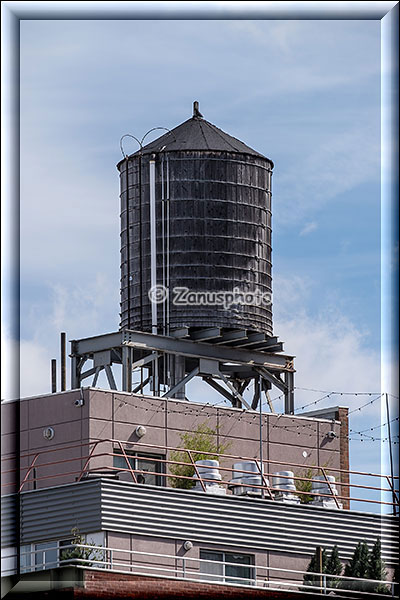 Hölzerner Wasserspeicher auf einem Hausdach