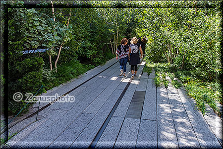 New York City - High Line Park, Schienenstrang der mit Fusswegplatten umbaut ist