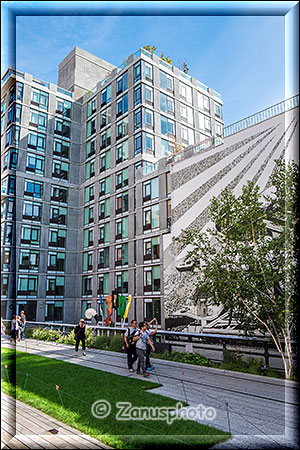 Moderne Häuser säumen die High Line Trasse