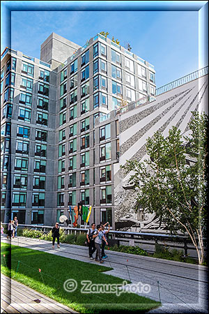 New York City - High Line Park, moderne Häuser säumen die High Line Trasse