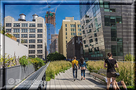 New York City - High Line Park, der Park mit Besuchern zwischen den Häuserschluchten