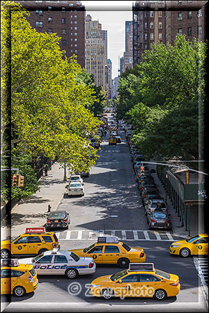 New York City - High Line Park, starker Verkehr verläuft unterhalb der High Line Trasse
