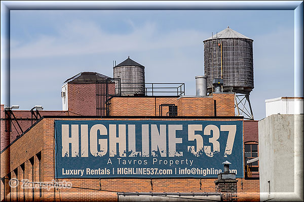 New York City - High Line Park, Werbebemalung an einer Ziegelsteinwand