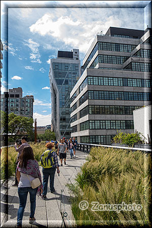New York City - High Line Park, Besucher sind hier oben unterwegs auf dem High Line Trail