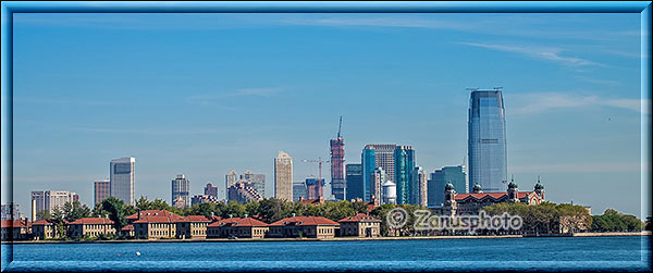 Ellis Island mit New Jersey im Hintergrund