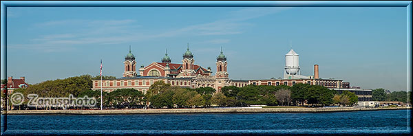 Anfahrt mit dem Schiff auf Ellis Island