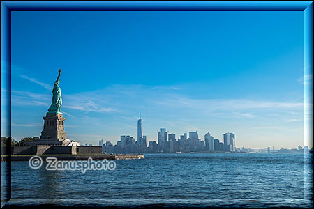 New York City - Liberty Island, sicht auf die Liberty Statue und die Skyline Manhattans