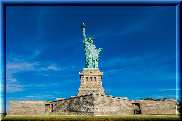 New York City - Liberty Island, Miss Liberty steht auf der alten Festungsanlage von Fort Wood