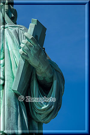 New York City - Liberty Island, in der linken Hand befindet sich eine Steintafel