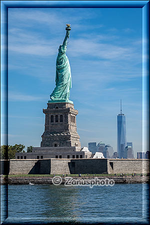 Miss Liberty mit dem World Trade Tower in Manhattan