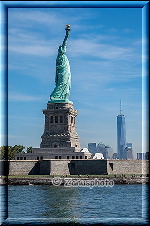 New York City - Liberty Island, Miss Liberty mit dem World Trade Tower in Manhattan