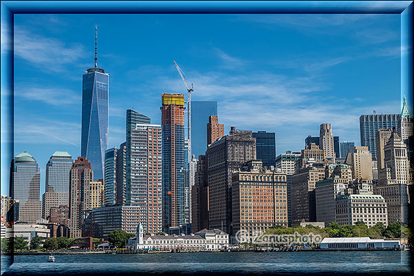 New York City - Liberty Island, wir schauen gerade zur Sky Line von Manhattan