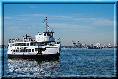 New York City - Liberty Island, Ferry läuft nach Liberty Island