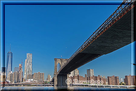 New York City - Circle Line - unter der Brooklyn Bridge fahren wir hindurch