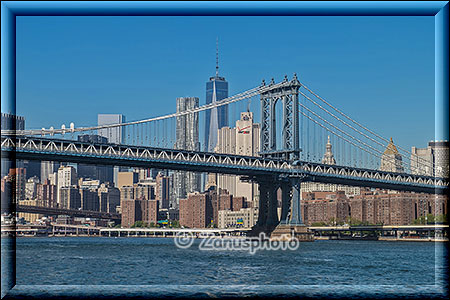 New York City - Circle Line - die Manhattan Bridge vor der Skyline