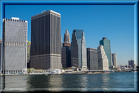 New York City - Circle Line - an der Hochhausfront fahren wir am East River entlang