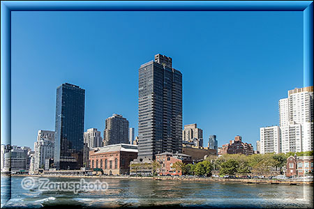 New York City - Circle Line - Hochhäuser stehen nahe am East River