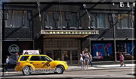 New York City, eine Frau stoppt ein Taxi am Strassenrand