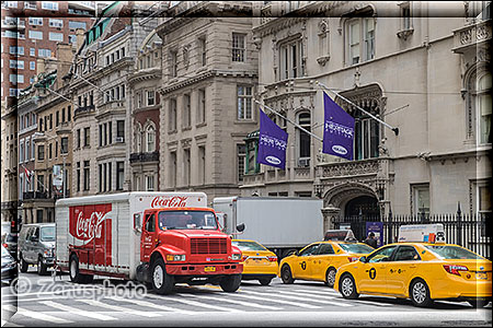 Coca Cola Truck und Taxen in der Fifth Avenue