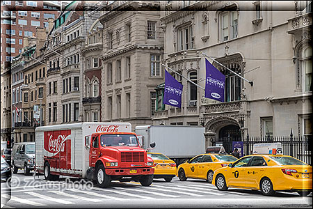 New York City, Coca Cola Truck und Taxen in der Fifth Avenue