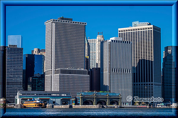New York City, Skyline mit Piers sind am Hudson River zu sehen