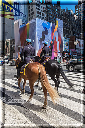 New York City, Police Officer auf Pferden in der City unterwegs