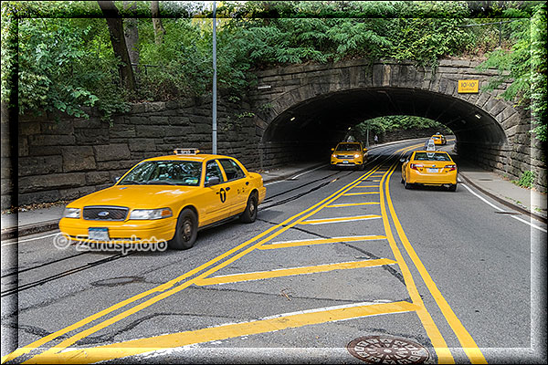 New York City, Taxen fahren nahe an einer Unterführung vorbei