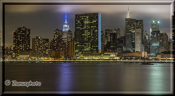 New York City - Queens, Lichter der Skyline spiegeln sich im East River