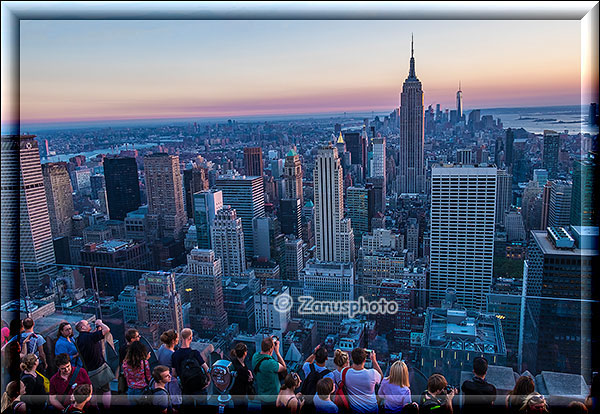 New York City - Rockefeller Center, Besucher beim Sunset auf dem Observations Deck des Top of the Rock Buildings