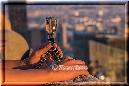 New York City - Rockefeller Center, ein Ministativ mit Compaktkamera auf dem Top of the Rock