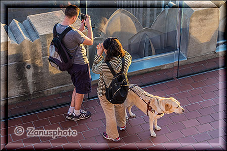 New York City - Rockefeller Center, Besucher stehen zum Fotografieren auf der 66th Etage