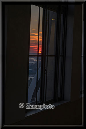 Sunset durch ein Fenster im Rockefeller Tower gesehen