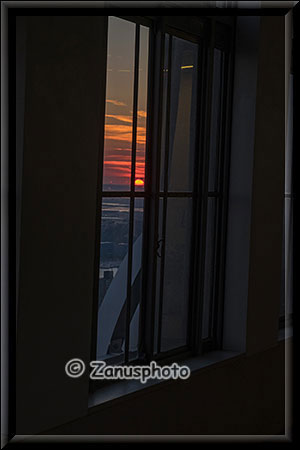 New York City - Rockefeller Center, Sunset durch ein Fenster im Rockefeller Tower gesehen