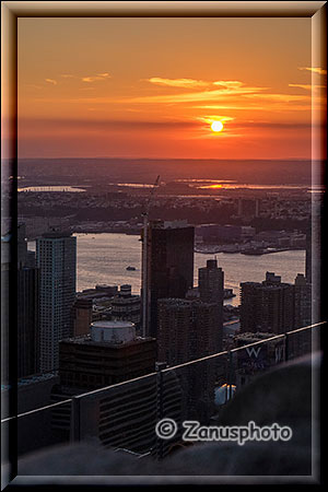 New York City - Rockefeller Center, die Sonne befindet sich am Horizont ĂŒber dem Hudson River