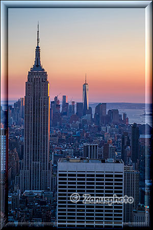 Empire State Building mit City zum Sunset