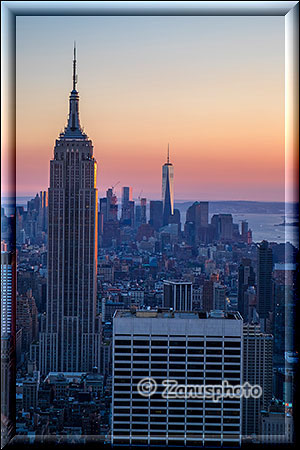 New York City - Rockefeller Center, das Empire State Building mit der City zum Sunset