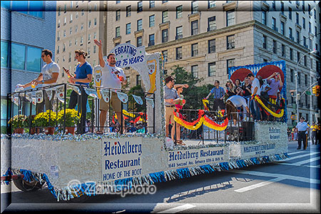 New York City - Steubenparade, ettliche Festwagen sind am Umzug beteiligt