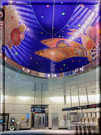 New York City - Subway fahren, es ist die Linie 7 Station mit einem modernen Deckenbild