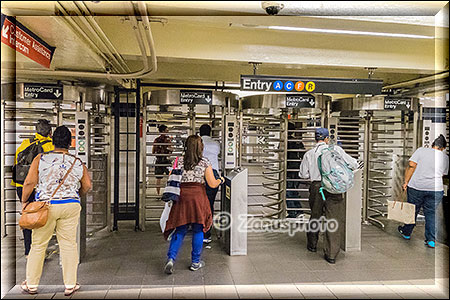 New York City - Subway fahren, Eingangstore zum Bahnsteig