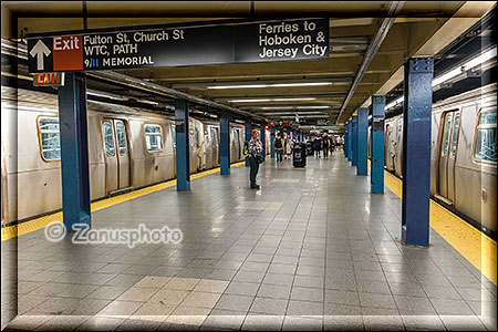 New York City - Subway fahren, der Bahnsteig mit wartenden Zügen