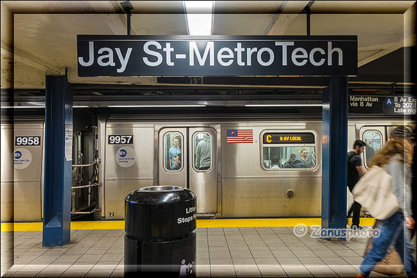 New York City - Subway fahren, Zug wartet in einer Subway Station
