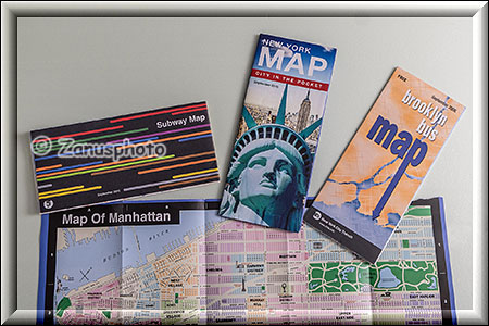 New York City - Subway fahren, hier liegen verschiedene Maps für Bus, Metro und City