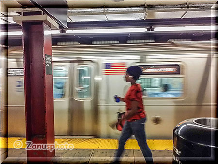 New York City - Subway fahren, eine Fahrgaestin in einer Subway Station