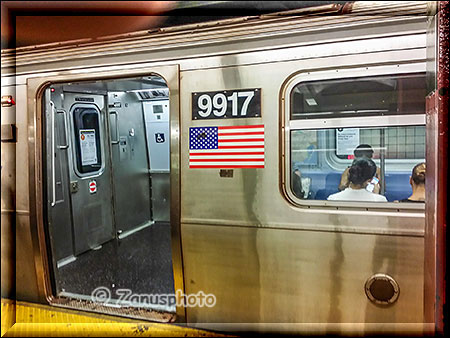 New York City - Subway fahren, wartende Subway in einer Station
