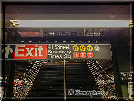 New York City - Subway fahren, diese Treppe führt die Fahrgäste zurück ans Tageslicht