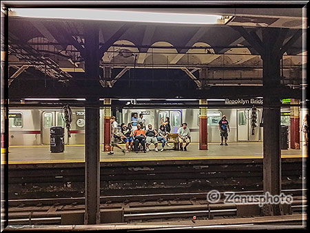 New York City - Subway fahren, eine Station mit mehreren Bahnsteigen