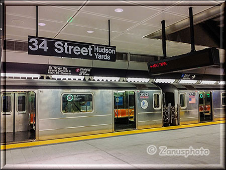 New York City - Subway fahren, ein wartender Zug in der 34th Street Station der Subway